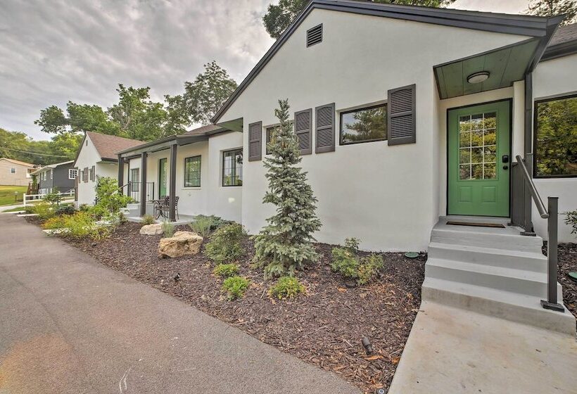 Downtown Branson Cottage W/ Pool Access!