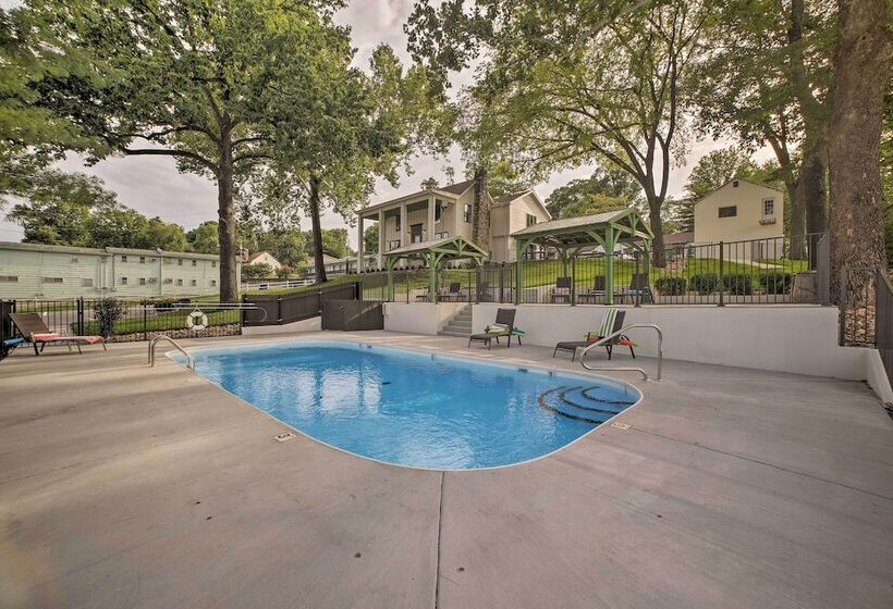 Downtown Branson Cottage W/ Pool Access!