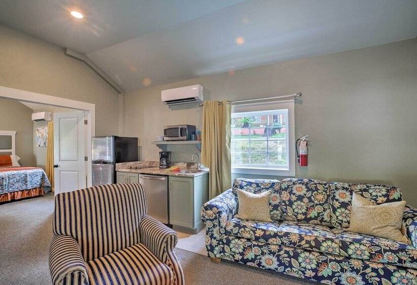 Downtown Branson Cottage W/ Pool Access!