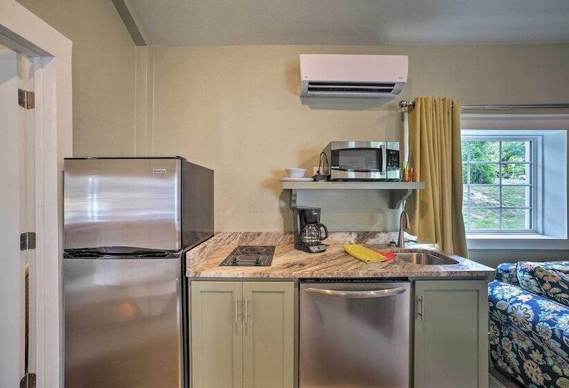 Downtown Branson Cottage W/ Pool Access!