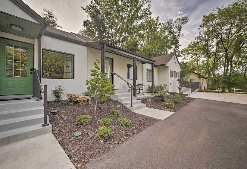 Downtown Branson Cottage W/ Pool Access!