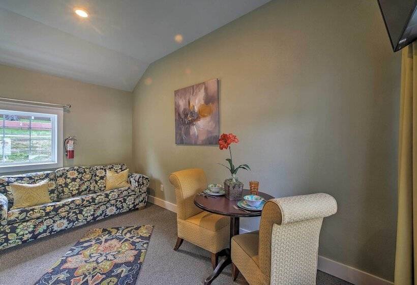 Downtown Branson Cottage W/ Pool Access!