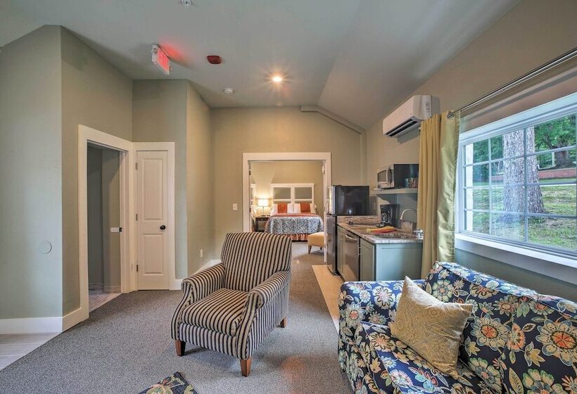 Downtown Branson Cottage W/ Pool Access!