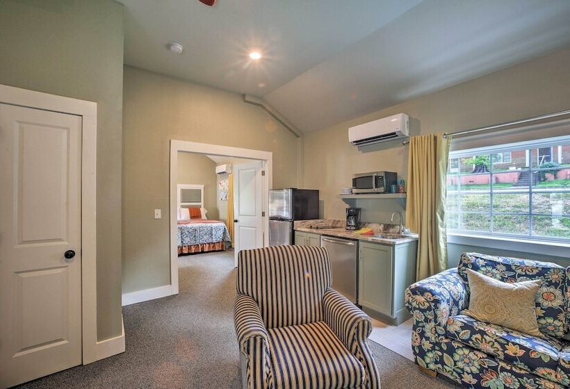 Downtown Branson Cottage W/ Pool Access!