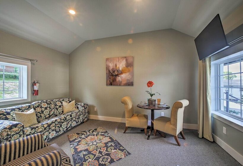 Downtown Branson Cottage W/ Pool Access!