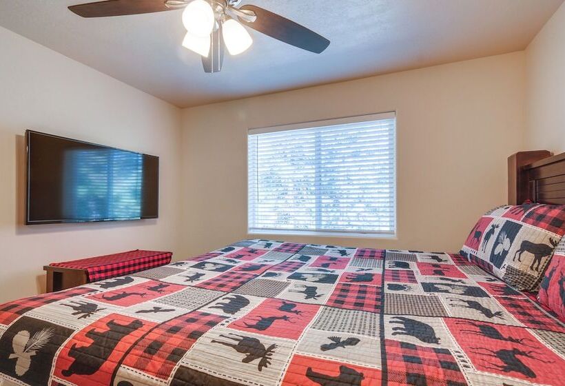 Duck Creek Village Cabin W/ Fire Pit & Grill!