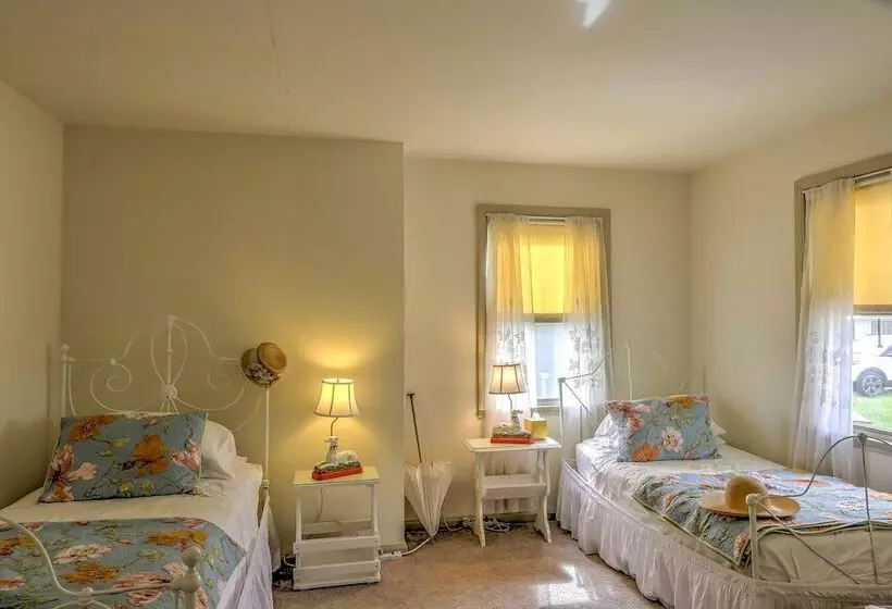 Historic Ottawa Lake House: Deck, Barn + 96 Acres!