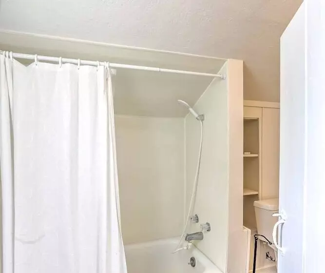 Historic Ottawa Lake House: Deck, Barn + 96 Acres!