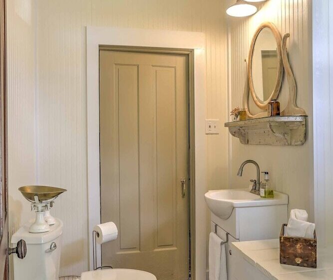 Historic Ottawa Lake House: Deck, Barn + 96 Acres!