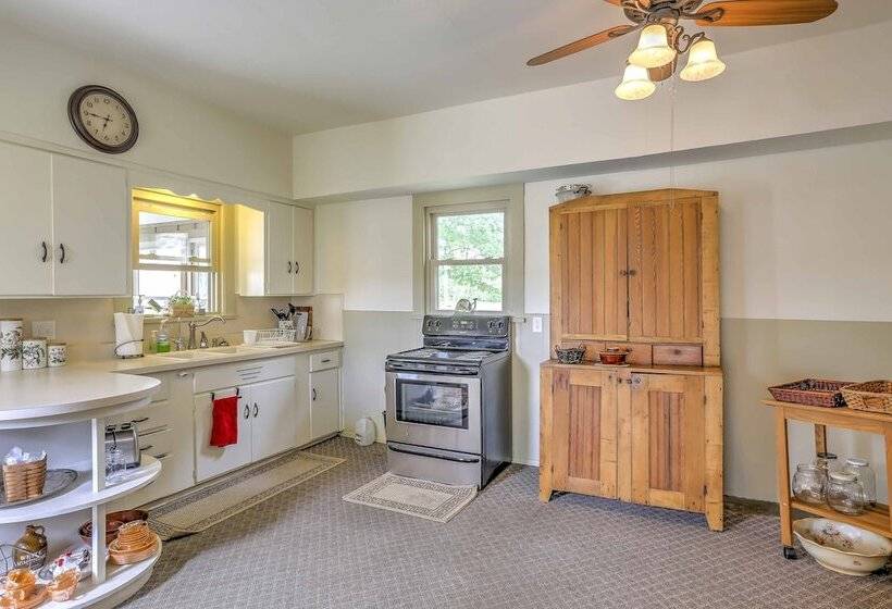 Historic Ottawa Lake House: Deck, Barn + 96 Acres!