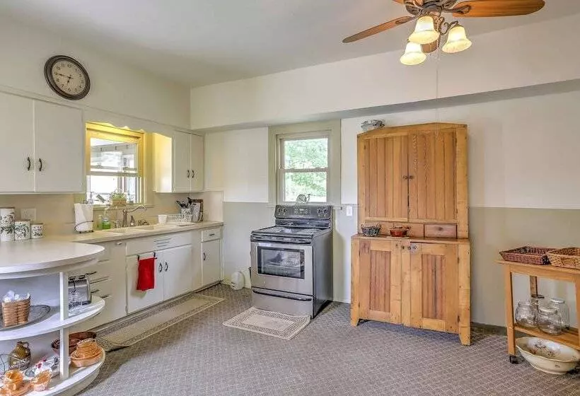 Historic Ottawa Lake House: Deck, Barn + 96 Acres!