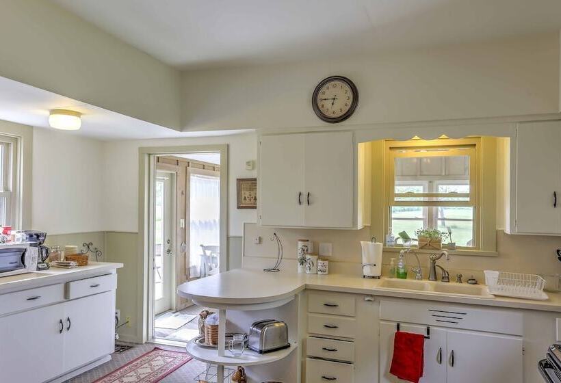 Historic Ottawa Lake House: Deck, Barn + 96 Acres!