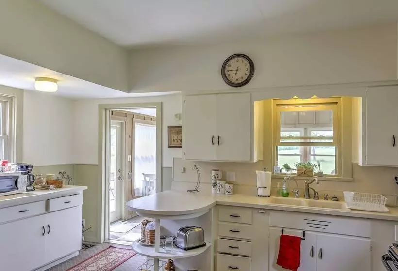 Historic Ottawa Lake House: Deck, Barn + 96 Acres!