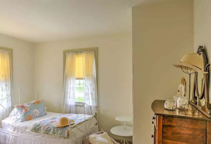 Historic Ottawa Lake House: Deck, Barn + 96 Acres!