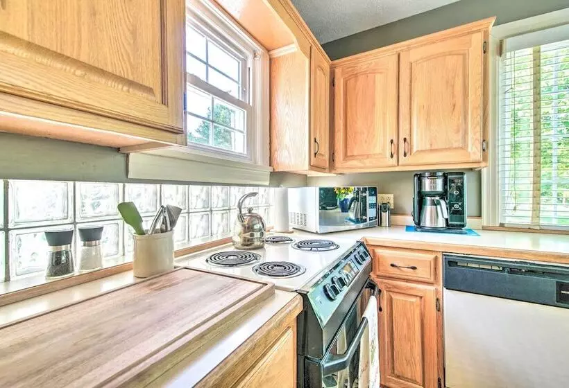 Idyllic Springfield Haven W/ Screened Porch!