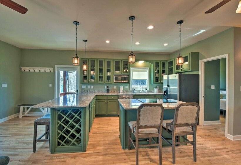 Lake Hartwell Retreat W/ Boat Dock & Kayaks!