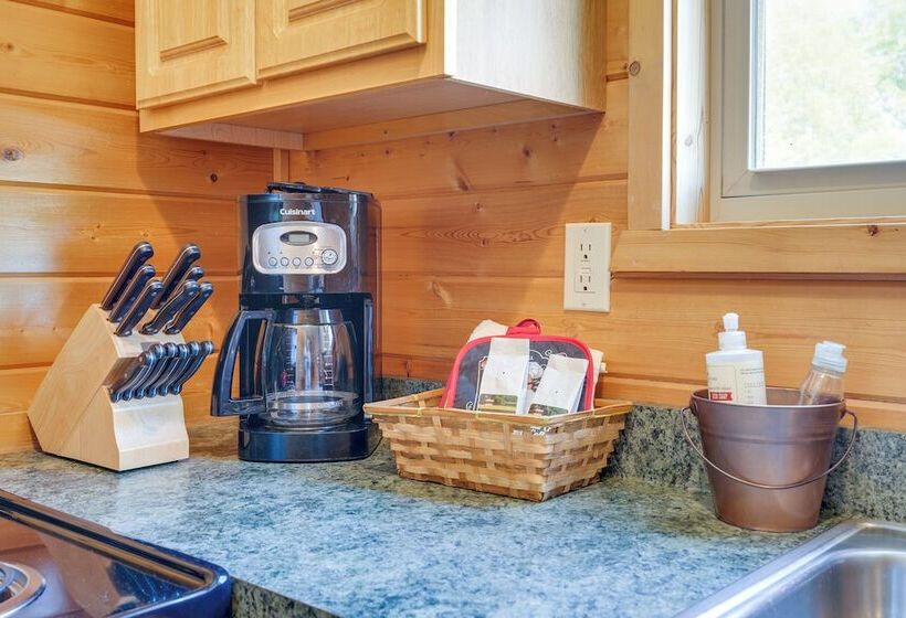 Lakefront Columbia Cabin W/ Porch & Shared Dock