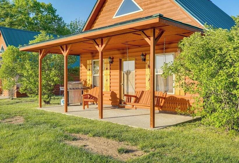 Lakefront Columbia Cabin W/ Porch & Shared Dock