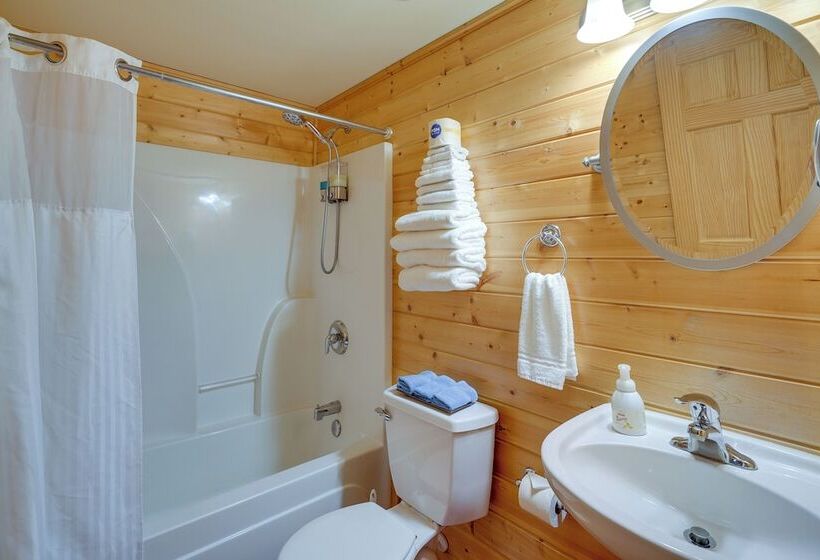 Lakefront Columbia Cabin W/ Porch & Shared Dock