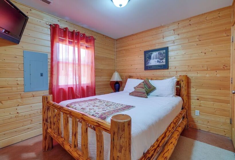 Lakefront Columbia Cabin W/ Porch & Shared Dock