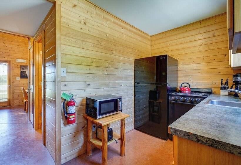 Lakefront Columbia Cabin W/ Porch & Shared Dock