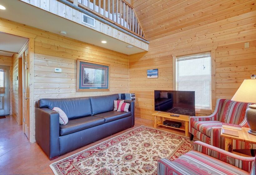 Lakefront Columbia Cabin W/ Porch & Shared Dock