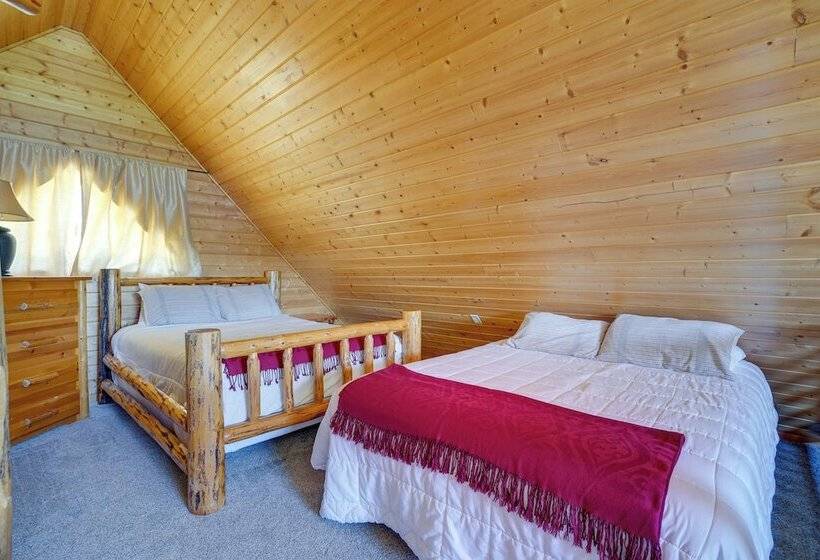 Lakefront Columbia Cabin W/ Porch & Shared Dock