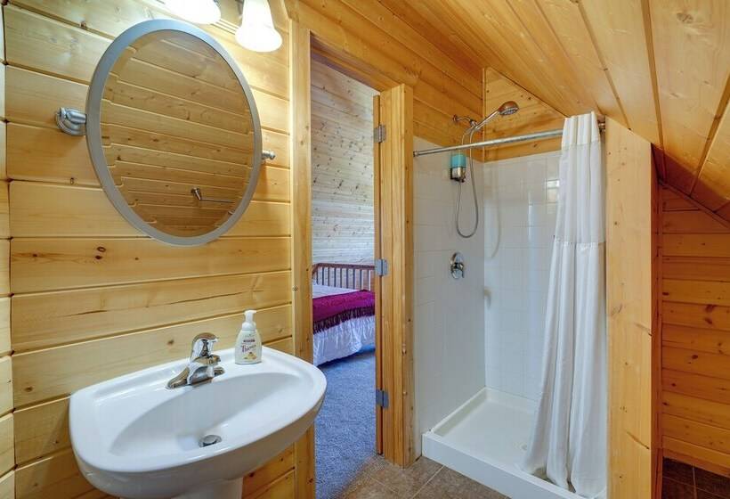 Lakefront Columbia Cabin W/ Porch & Shared Dock