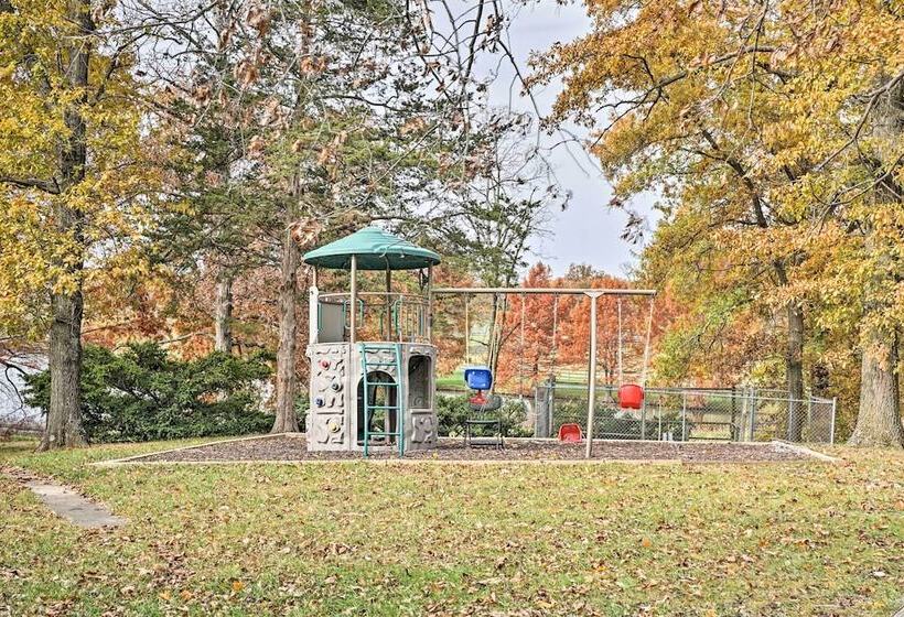 Lakefront Columbia Cabin W/ Porch & Shared Dock