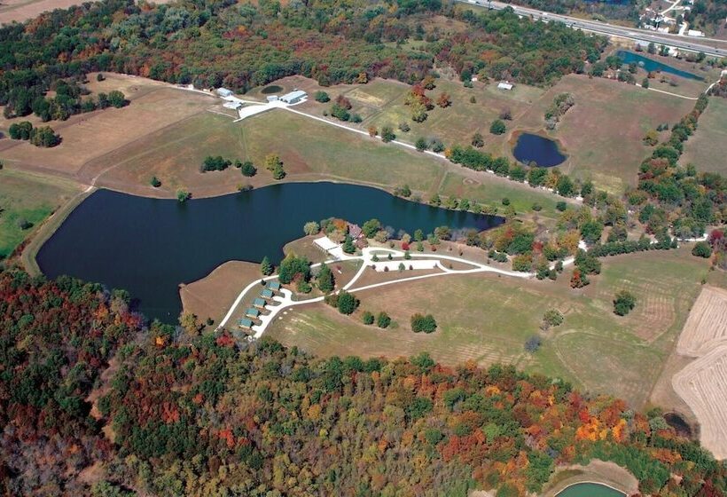 Lakefront Columbia Cabin W/ Porch & Shared Dock