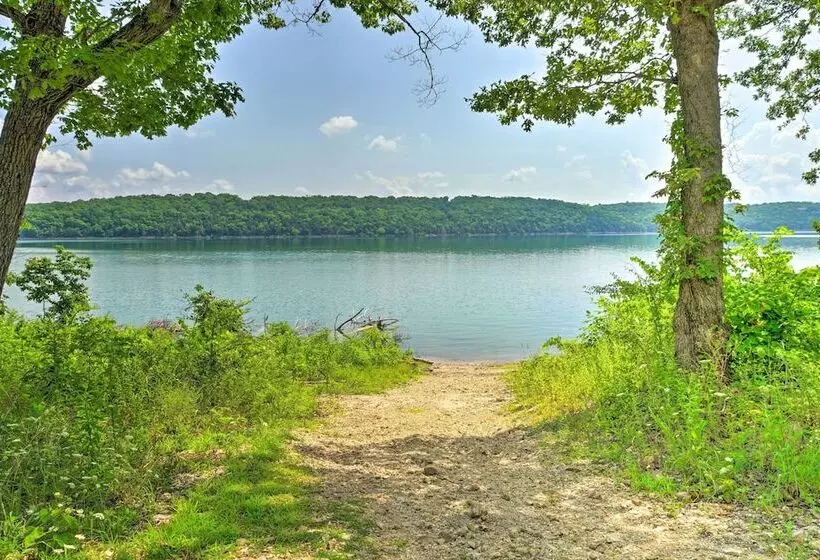 Waterfront Bull Shoals Lake Cabin W/ Deck + Views!