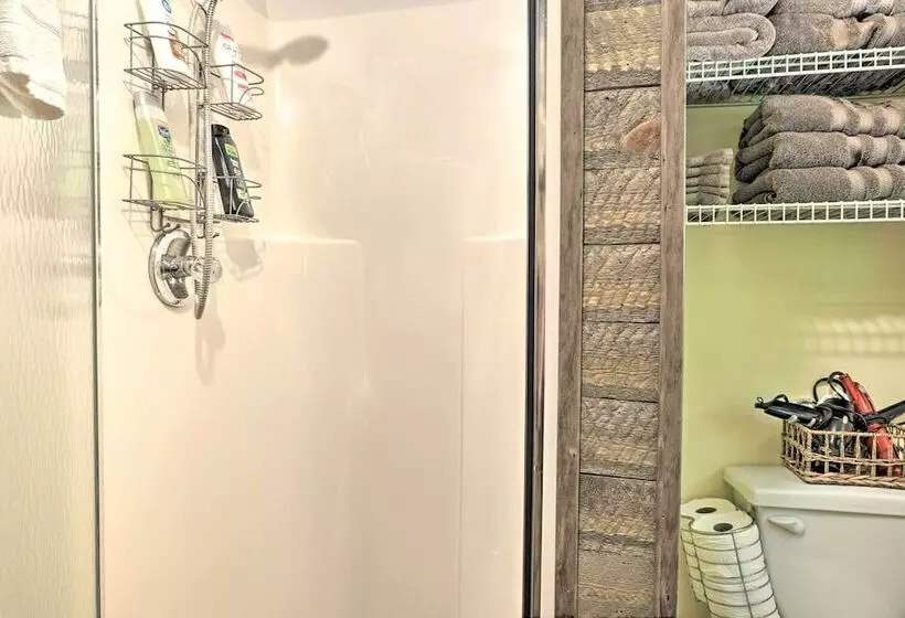 Waterfront Bull Shoals Lake Cabin W/ Deck + Views!