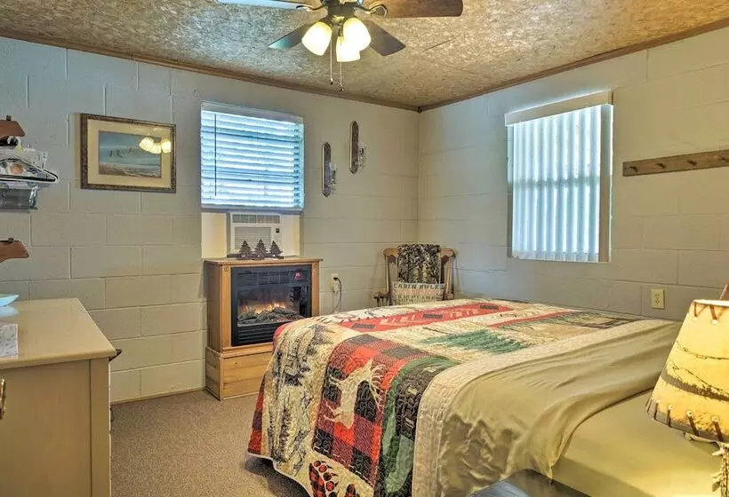 Waterfront Bull Shoals Lake Cabin W/ Deck + Views!