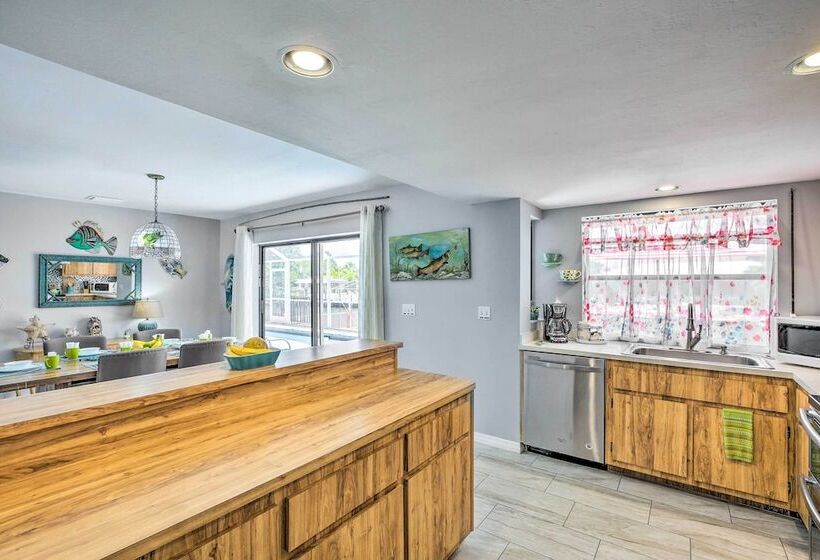 Heated Pool + Lanai: Matlacha Isles Getaway