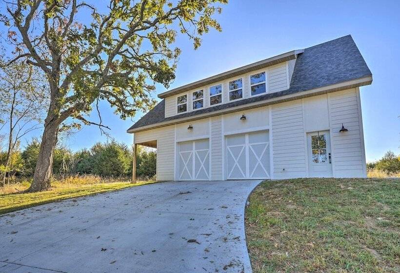 Modern Cottage Escape On Table Rock Lake!