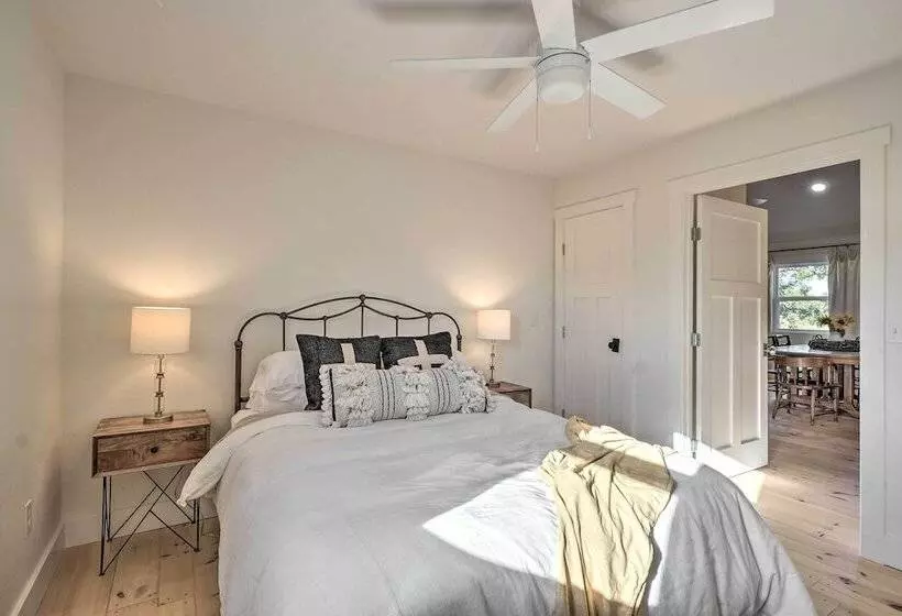 Modern Cottage Escape On Table Rock Lake!