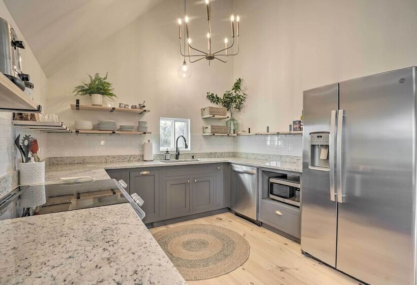 Modern Cottage Escape On Table Rock Lake!