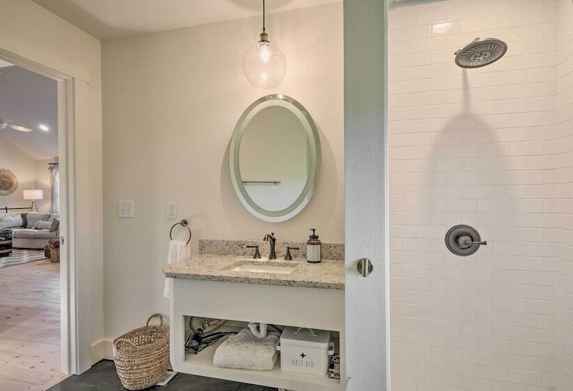 Modern Cottage Escape On Table Rock Lake!