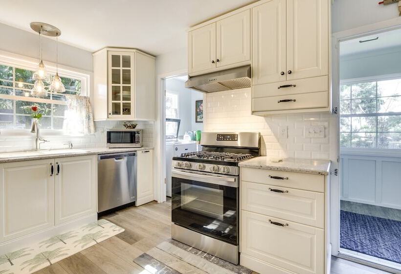 Mount Dora Tropical Escape: Steps To Lake Gertrude