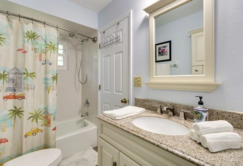 Mount Dora Tropical Escape: Steps To Lake Gertrude