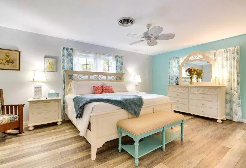Mount Dora Tropical Escape: Steps To Lake Gertrude