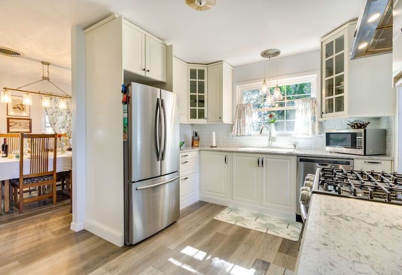 Mount Dora Tropical Escape: Steps To Lake Gertrude