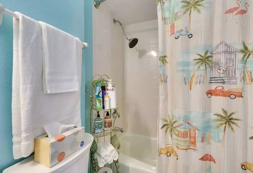 Mount Dora Tropical Escape: Steps To Lake Gertrude