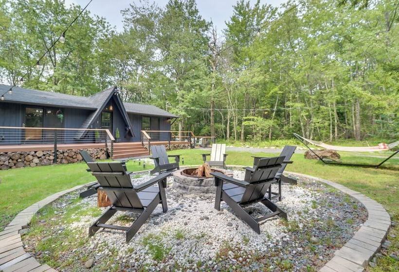 Pocono Lake Cabin W/ Hot Tub & Resort Amenities!