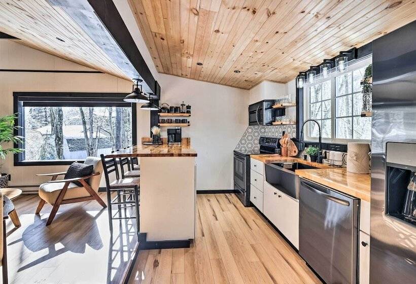 Pocono Lake Cabin W/ Hot Tub & Resort Amenities!