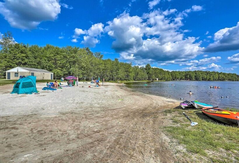 Pocono Lake Cabin W/ Hot Tub & Resort Amenities!