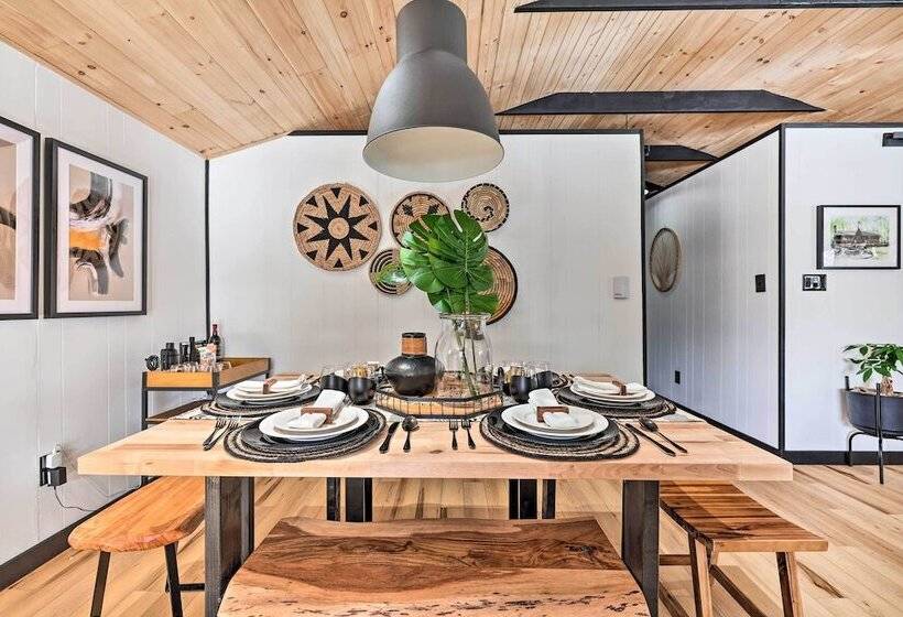 Pocono Lake Cabin W/ Hot Tub & Resort Amenities!