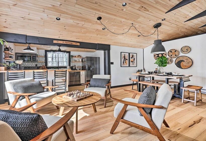 Pocono Lake Cabin W/ Hot Tub & Resort Amenities!