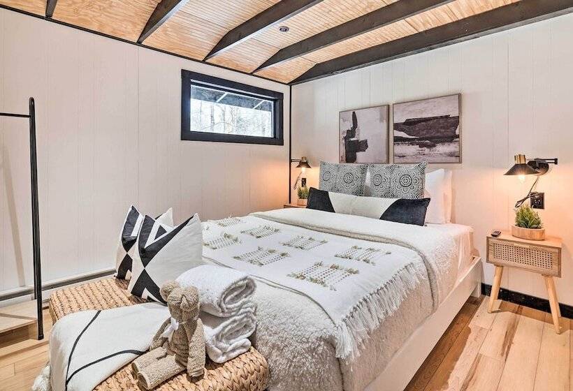 Pocono Lake Cabin W/ Hot Tub & Resort Amenities!