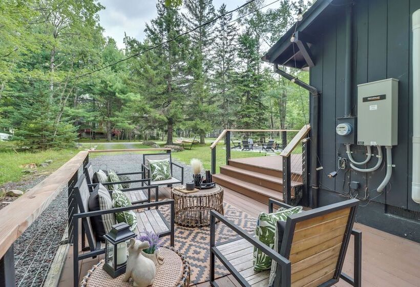 Pocono Lake Cabin W/ Hot Tub & Resort Amenities!